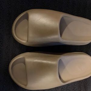 Yeezy slide (earth) 100% authentic
